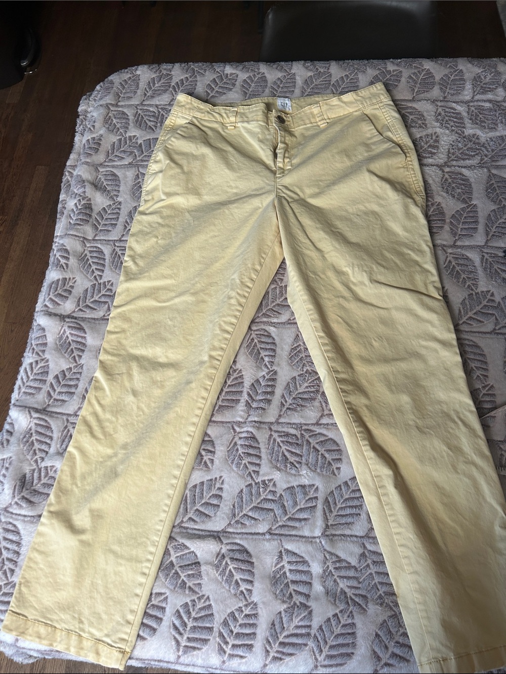 Women's size 8 Girlfriend GAP Light Yellow Chino opants